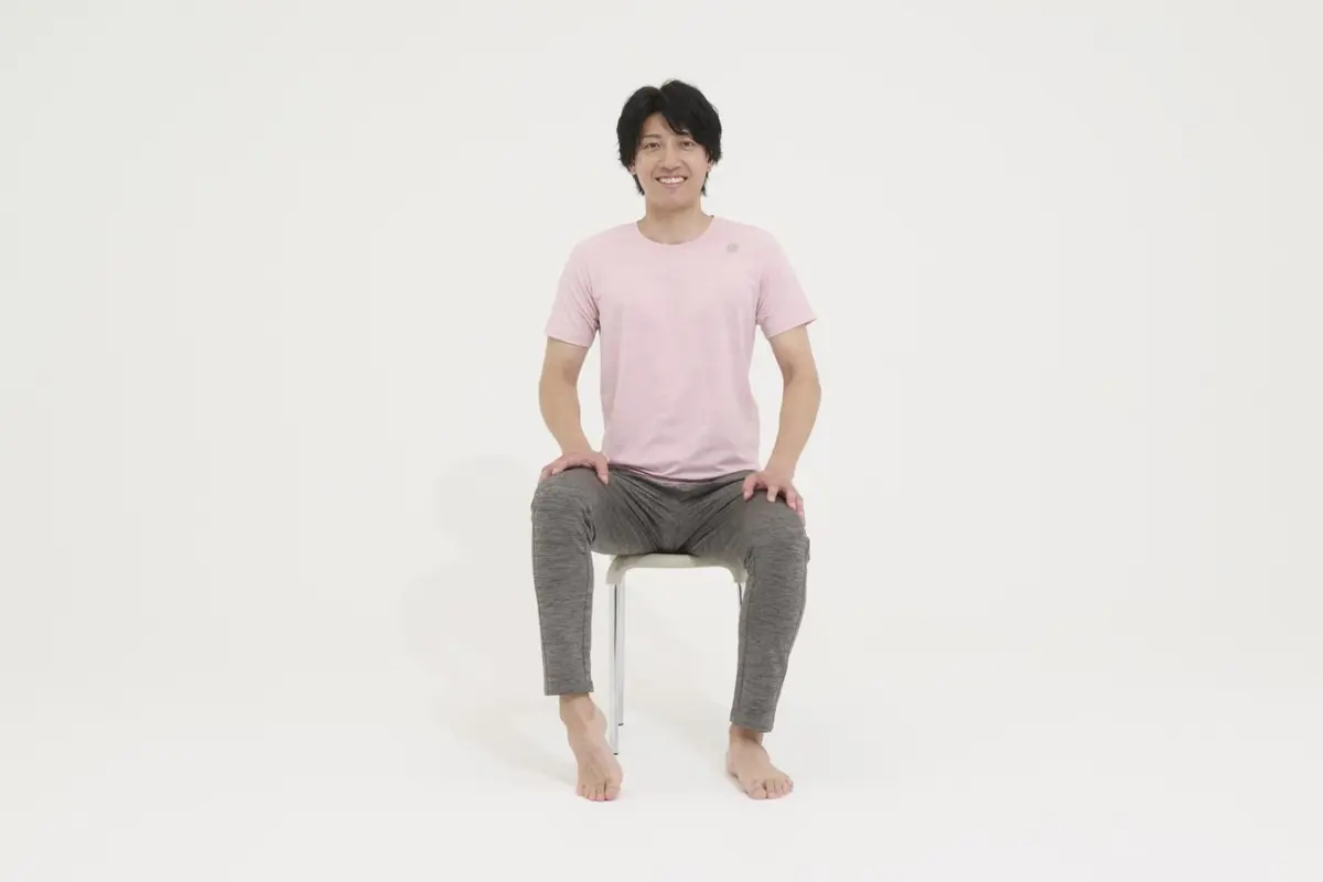 OurAge×Webエクラ　２）１の状態でかかとの上げ下げを行います。このとき、ふくらはぎの内側の筋肉に力を入れ、かかとを上げきることを意識して！　左右各10秒×２セット行います。