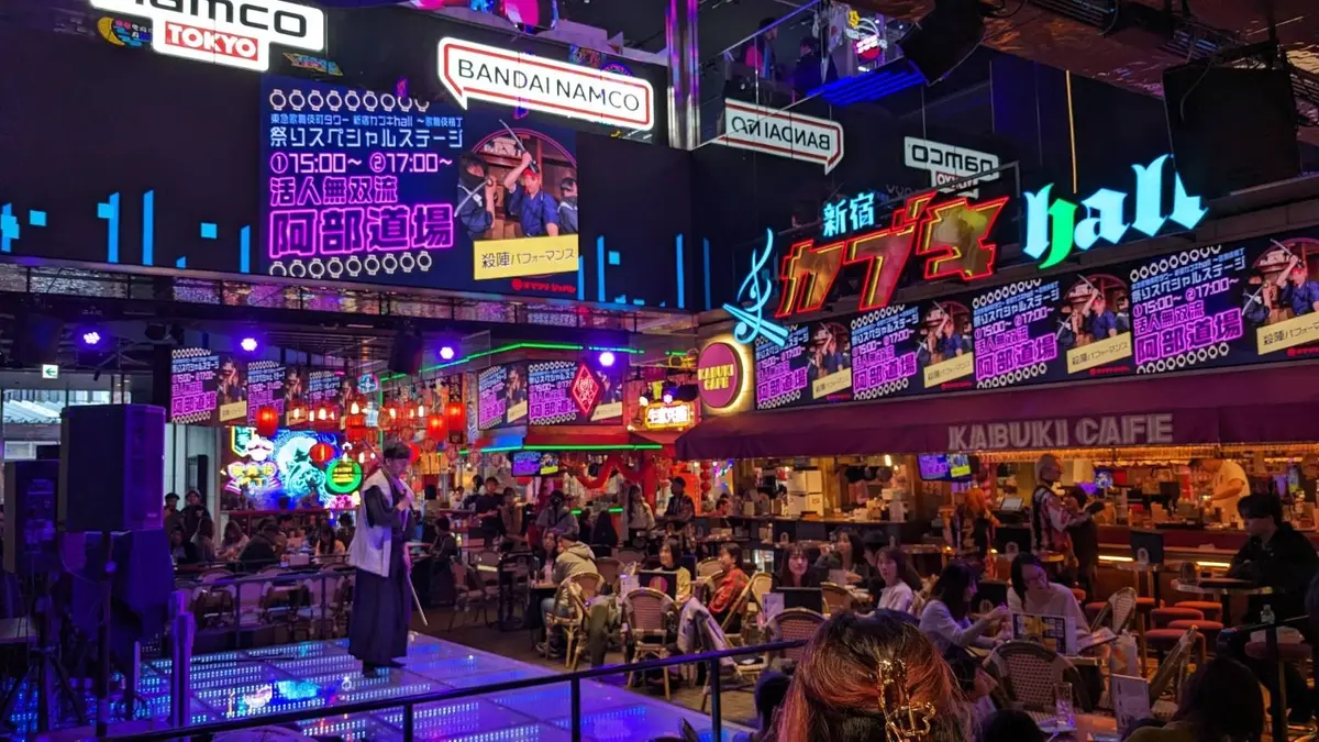 冬のホワイトコーデで東急歌舞伎町タワー《の画像_4