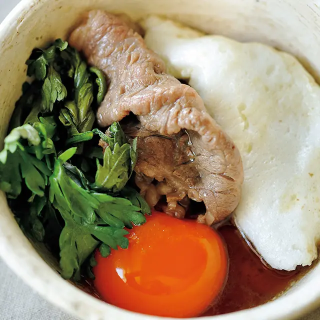 卵黄をくずして淡雪とともに具にからめると、ふわトロの食感に。具を包み込むような優しい味。