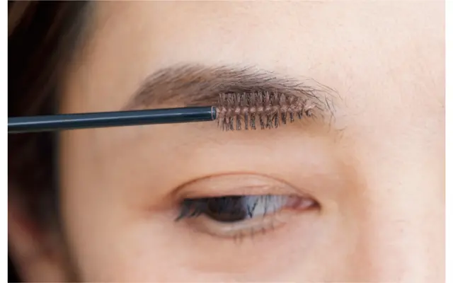 明るい眉マスカラで毛に軽やかさを！