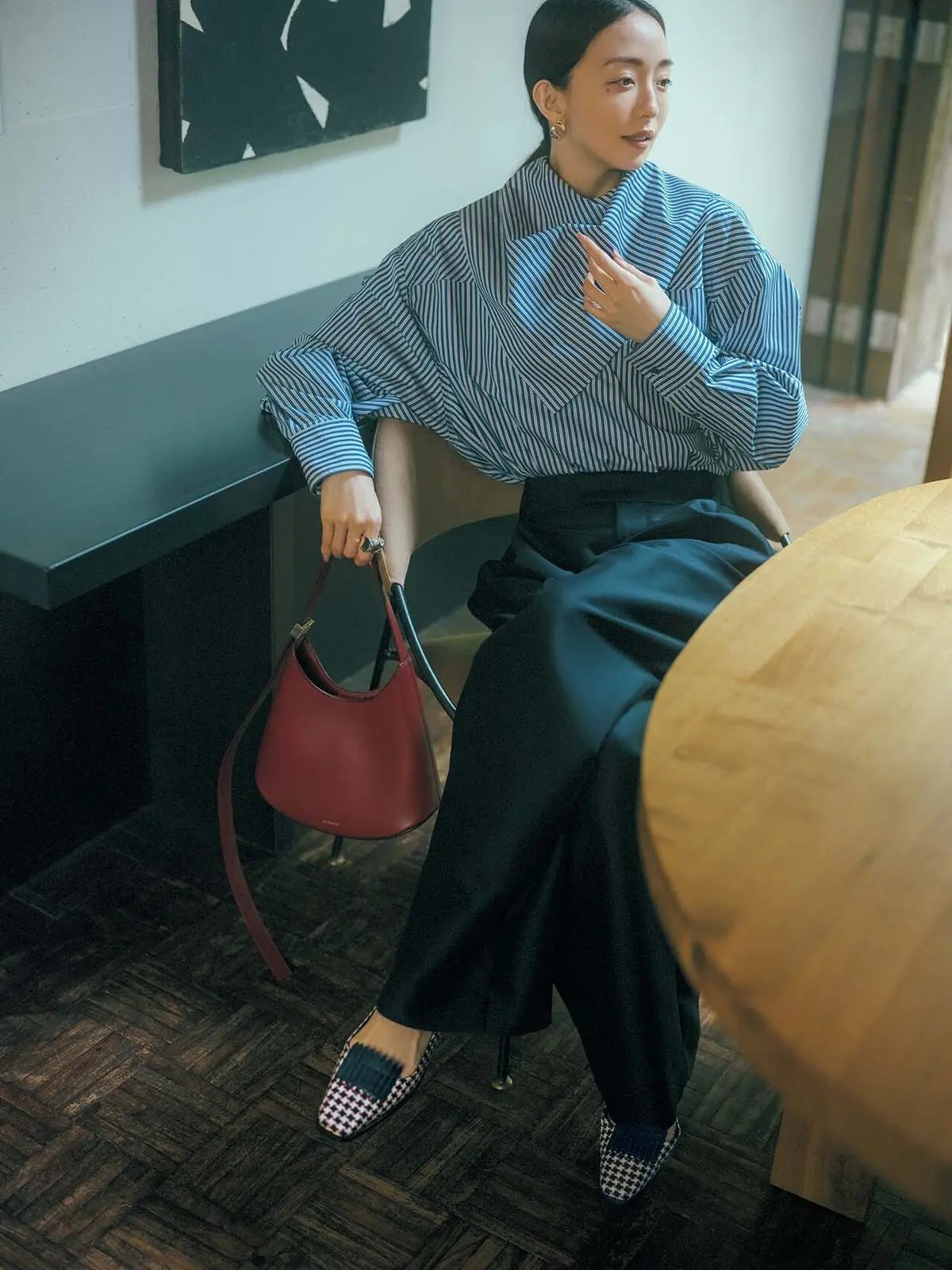 スカーフいらずの襟デザイン。 一枚で、顔まわりに立体感と 華やぎをもたらして