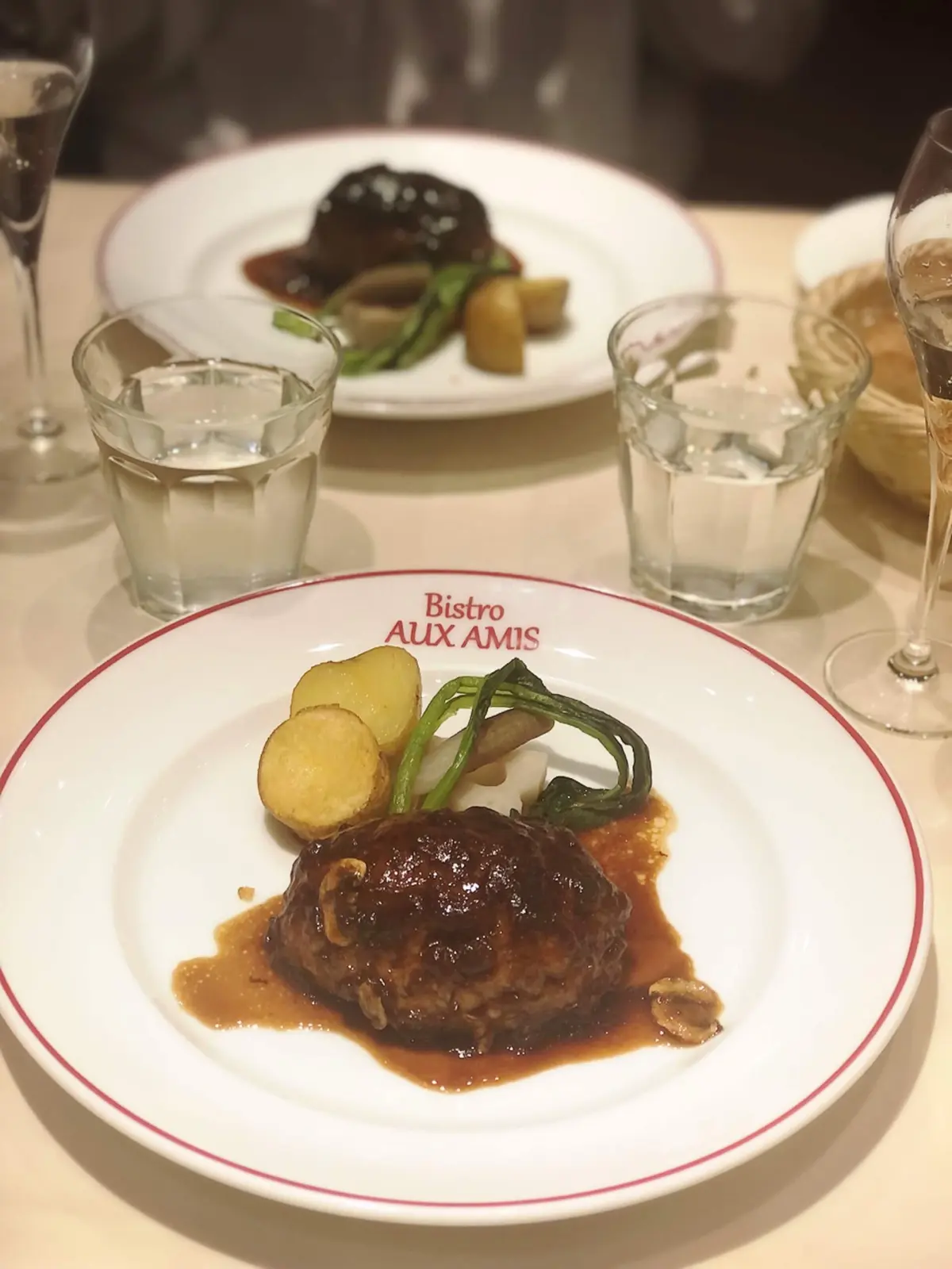 ビストロオザミといえば！の特製スペシャルハンバーグ。フォンド・ヴォーの旨みとシェリーヴィネガーのソース。