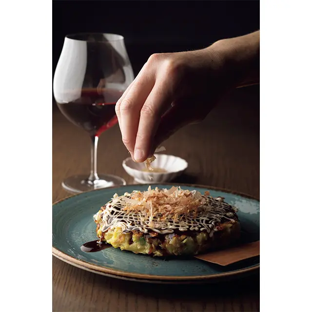 「お好み焼き（ブタ）」¥1,100。生地には貝柱や桜海老 など乾物のうま味をプラス。