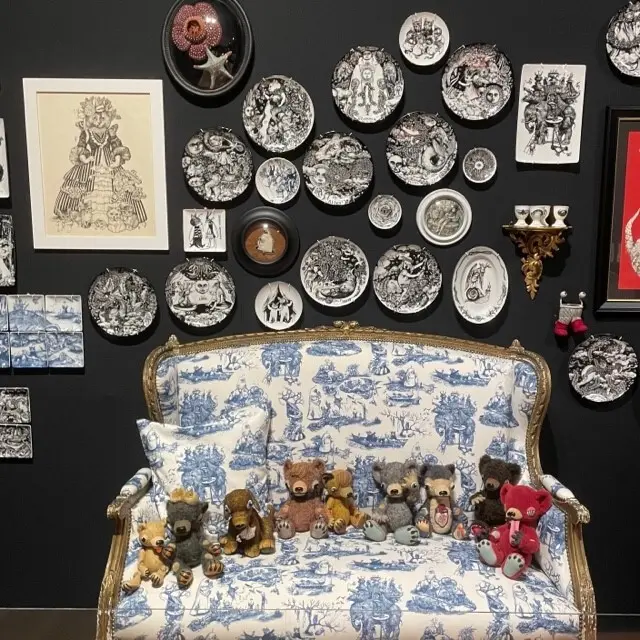 展覧会「ヒグチユウコ展 CIRCUS」内のSPURの家具に配された秘密の部屋の展示