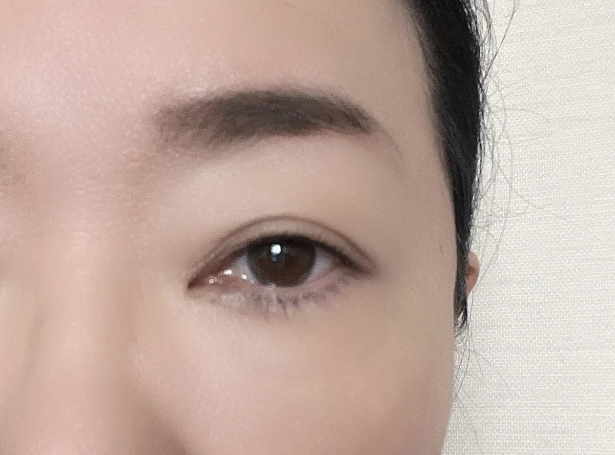 メイクしていない目もとのアップ