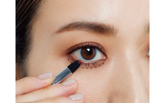 下まぶたは、パレット のプラム色を涙袋に広めに入れ、続いての締め色をきわに太めに引く。さらにの赤みを目のきわぎりぎりに細く仕込めばOK。