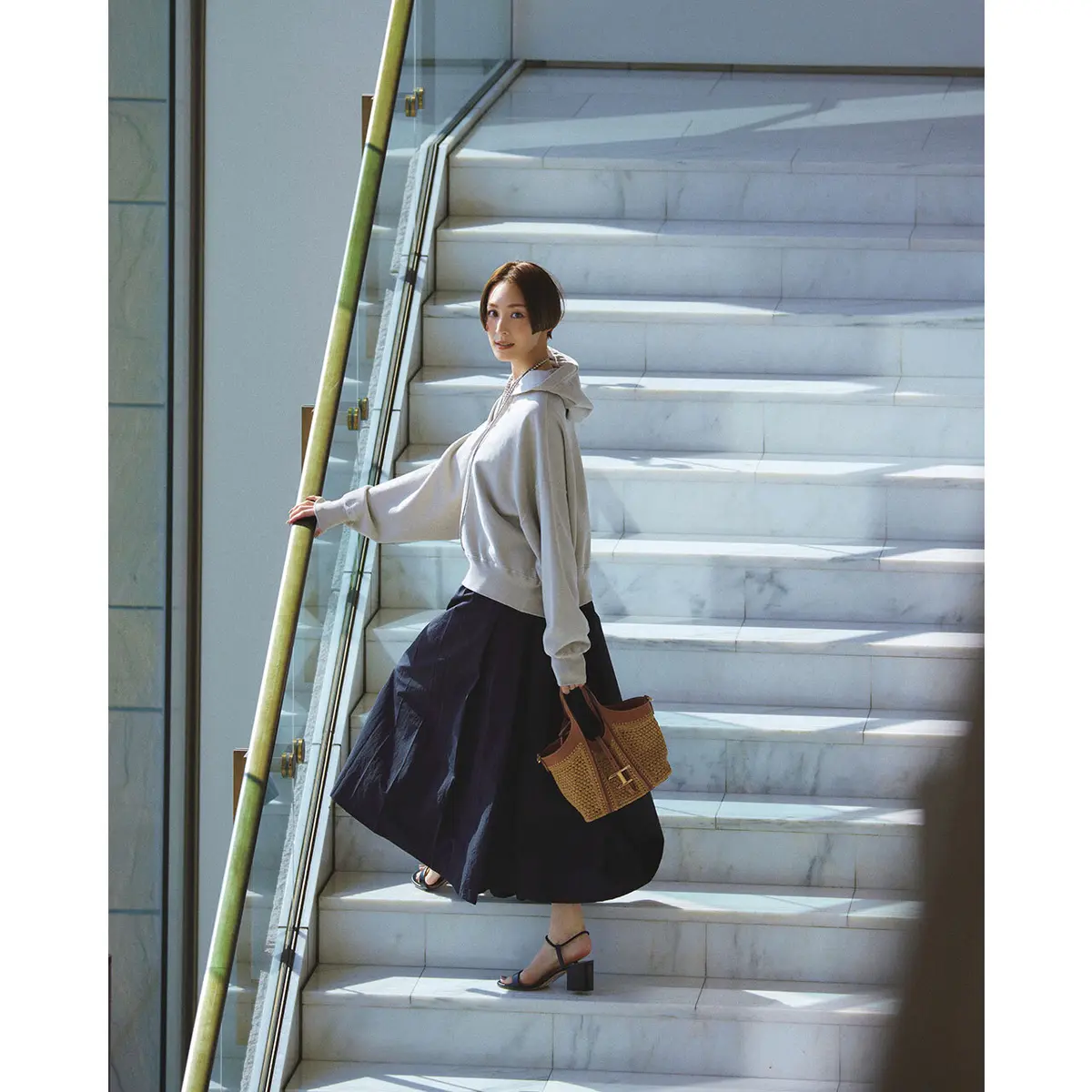 フーディと黒ボリュームスカートのコーデ　モデル・LIZA