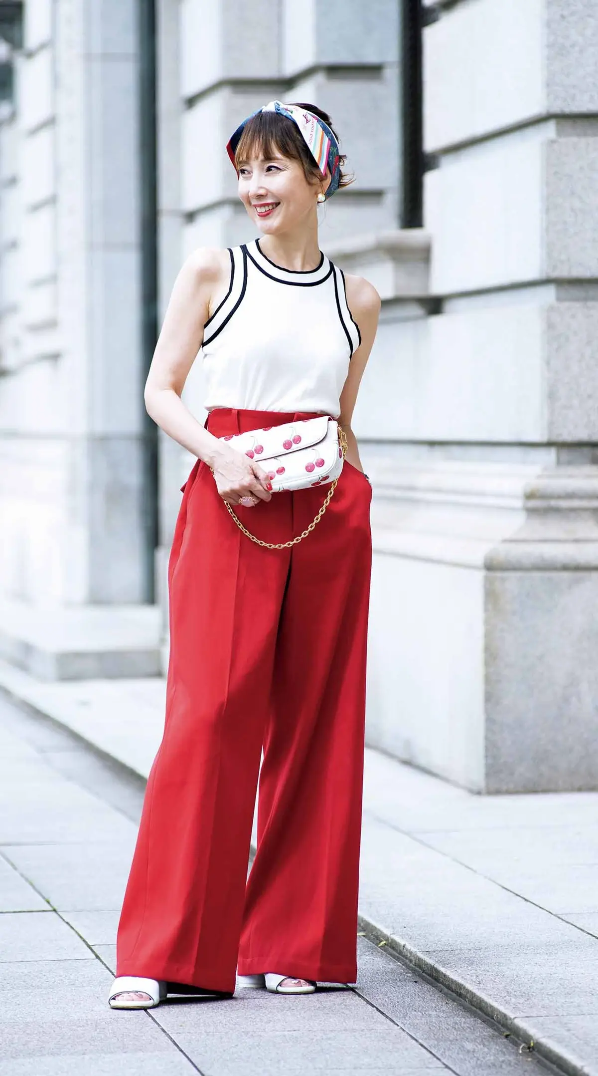 赤をリンクさせた きれいめカジュアルにトライ