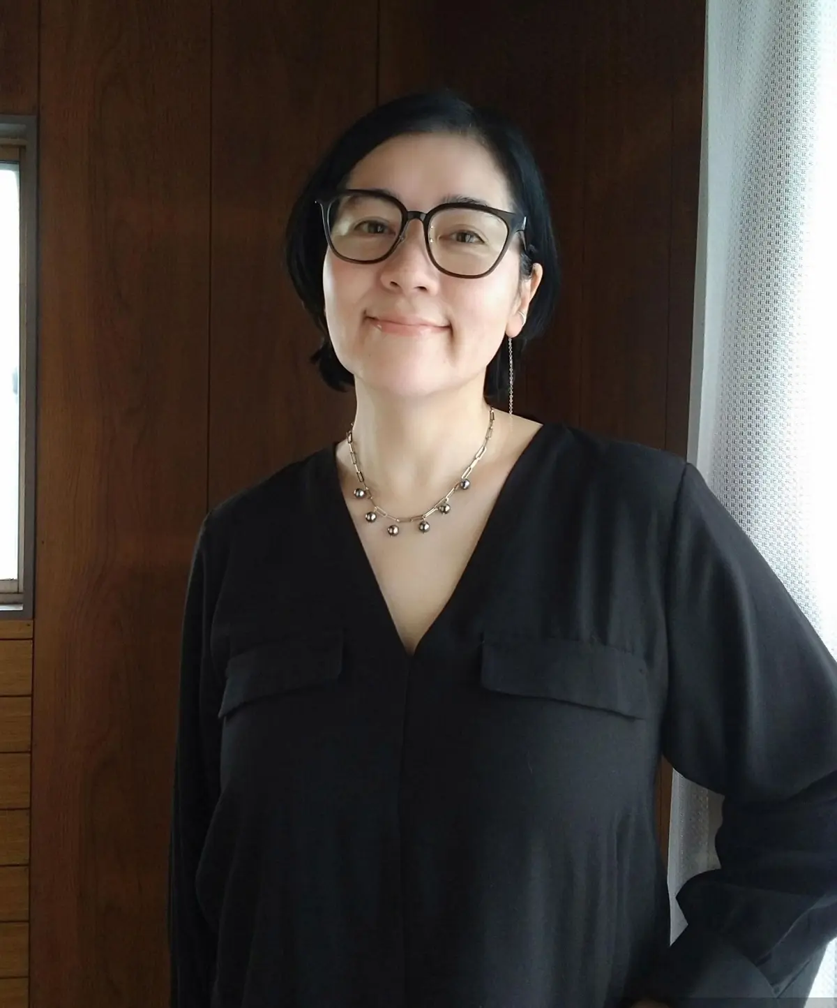 黒ブラウス上半身