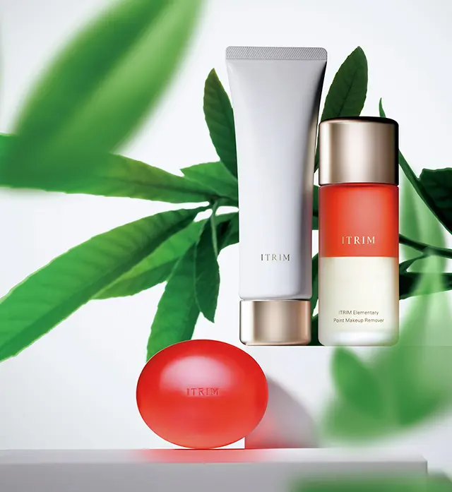 ITRIM エレメンタリー ポイントメイクアップ リムーバー（部分用メイク落とし） 75㎖ ¥8,000・ITRIM エレメンタリー フェイスクレンジングクリーム（メイク落とし）110g ¥12,000・ITRIM エレメンタリー フェイスソープ（枠練り石けん）標準重量 80g ¥10,000／ITRIM