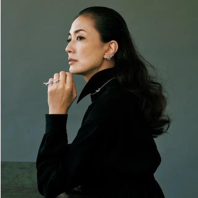 板谷由夏「実はかわいいモチーフ好きの私。でも普通の リボンではもの足りなく思っていたところに、 このリュクスなリボンに出会えて感激です！」