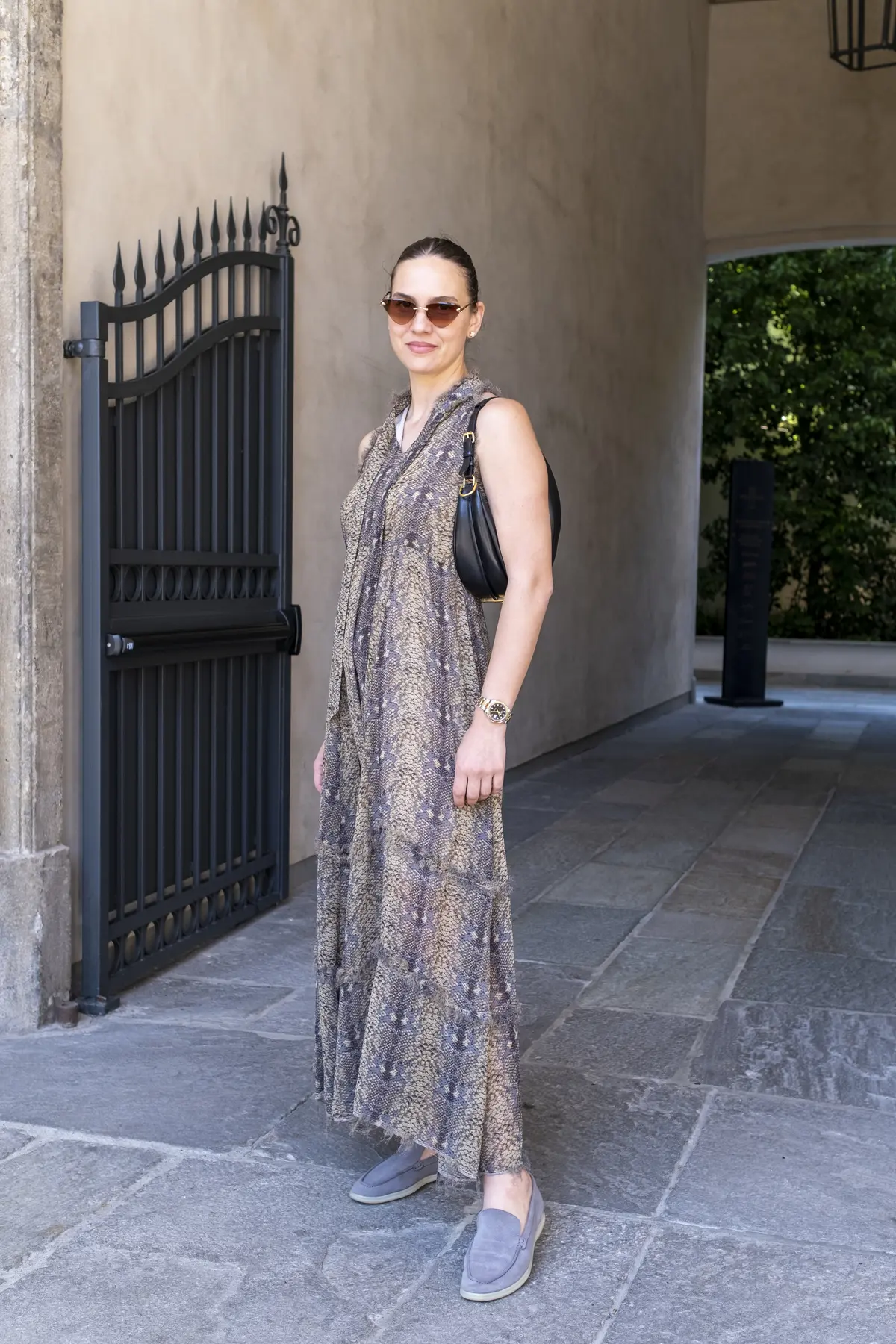 テア（ミラノ）のパイソン柄ワンピースの着こなし