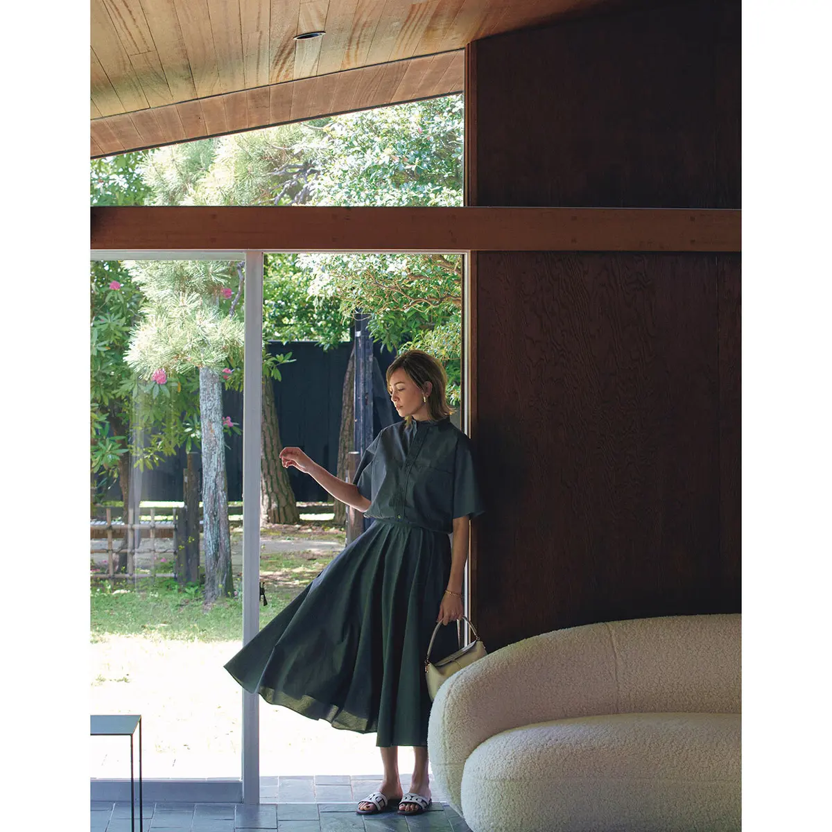 カーキのシャツとスカートのセットアップを着たモデル・RINA