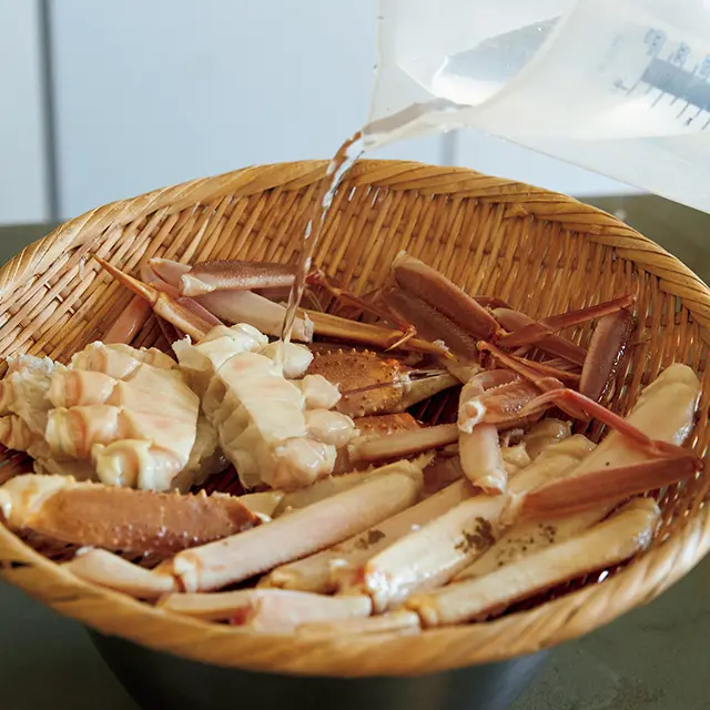 カニにかける湯は熱湯に水を加えて80 ℃くらいにする。熱湯だとカニのうま味が出てしまうので注意。