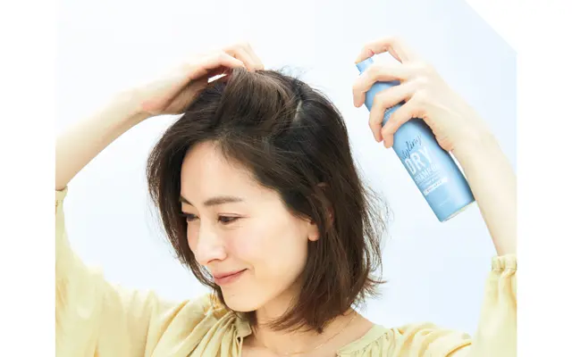 《1》地肌に当てるようスプレーする