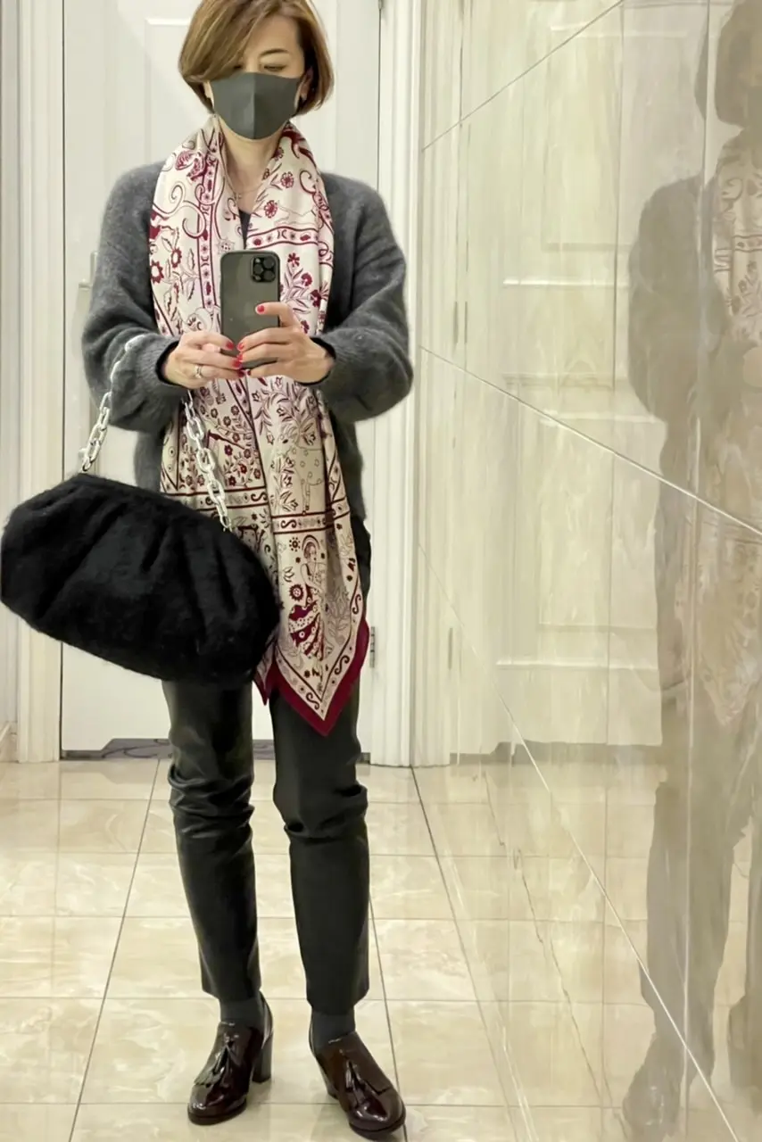 冬のダークカラーコーデに"えんじ色"で赤の画像_3