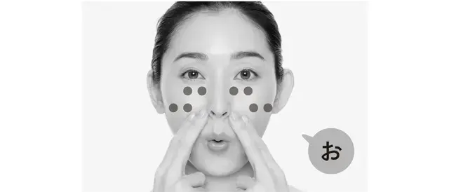 次に「お」と大きく口を動かして発声。この「え」「お」を5回。次にそこから指幅2本分上の位置と、指幅2本分外側の位置に指を移動させて同様に「え」「お」を行う。