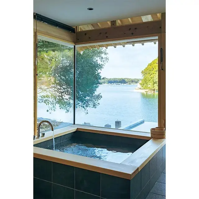 2棟が連なる客室「OKI TAKA」のバスルーム。バスルームも全室オーシャンビューで、ゆったりと手足を伸ばせる広さもうれしい