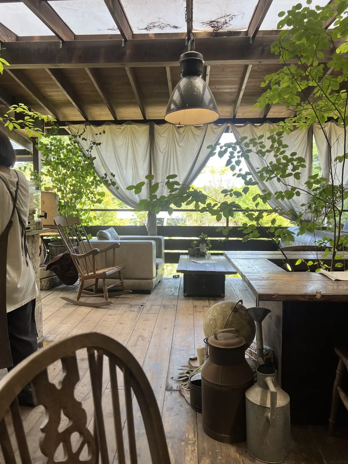 店内は外の風が入るかわいいナチュラルなインテリア