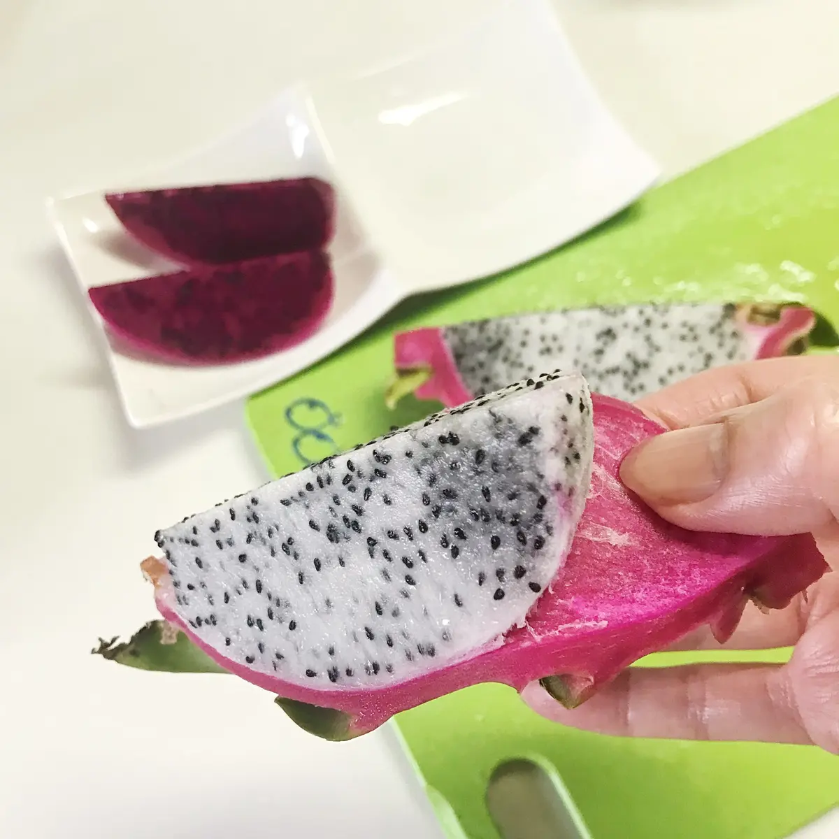 ドラゴンフルーツを手でむく