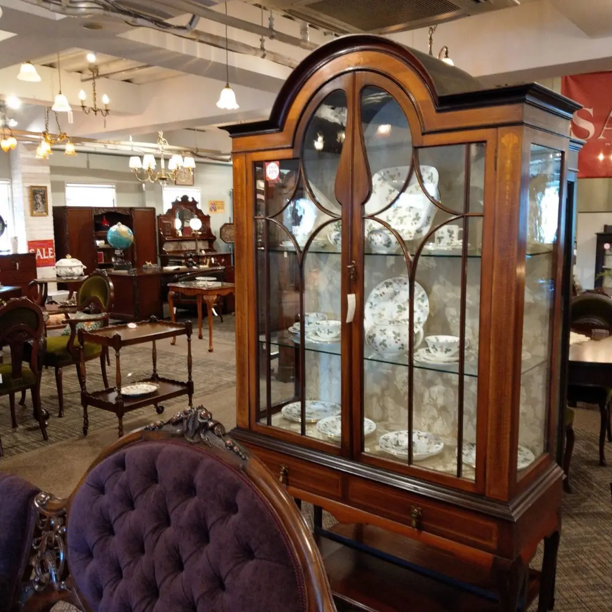 このキャビネットに私の大切な食器のコレクションを飾りたくなりました