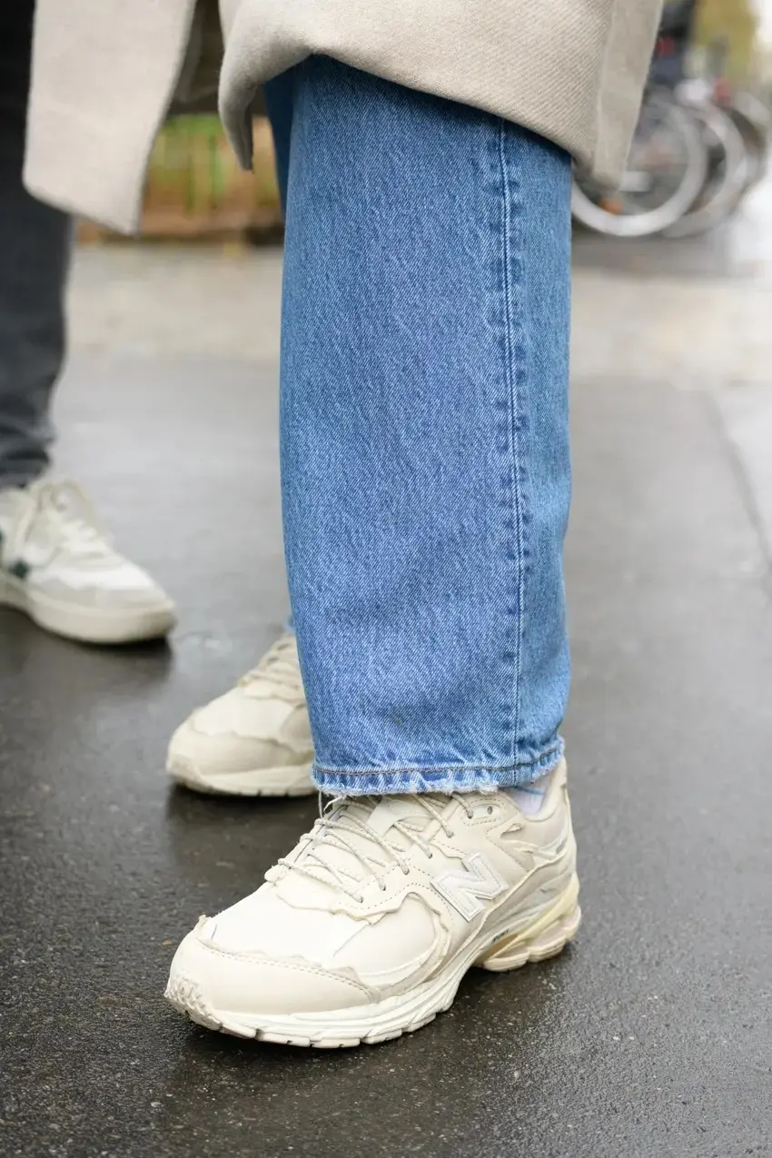 パリマダム マガリさん（医師）のオフホワイトのニューバランススニーカー