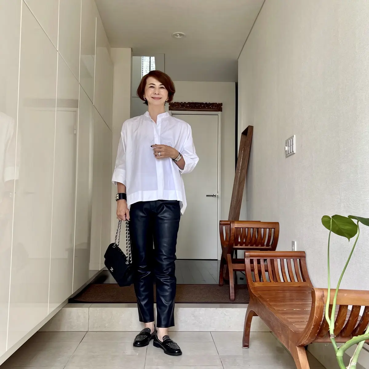 秋の、白シャツ✖️革パン コーデ3つの画像_2