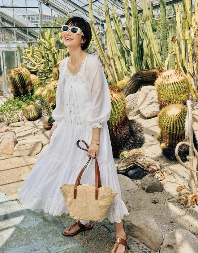 風が通り抜ける繊細で軽やかなワンピースが高揚感をもたらして