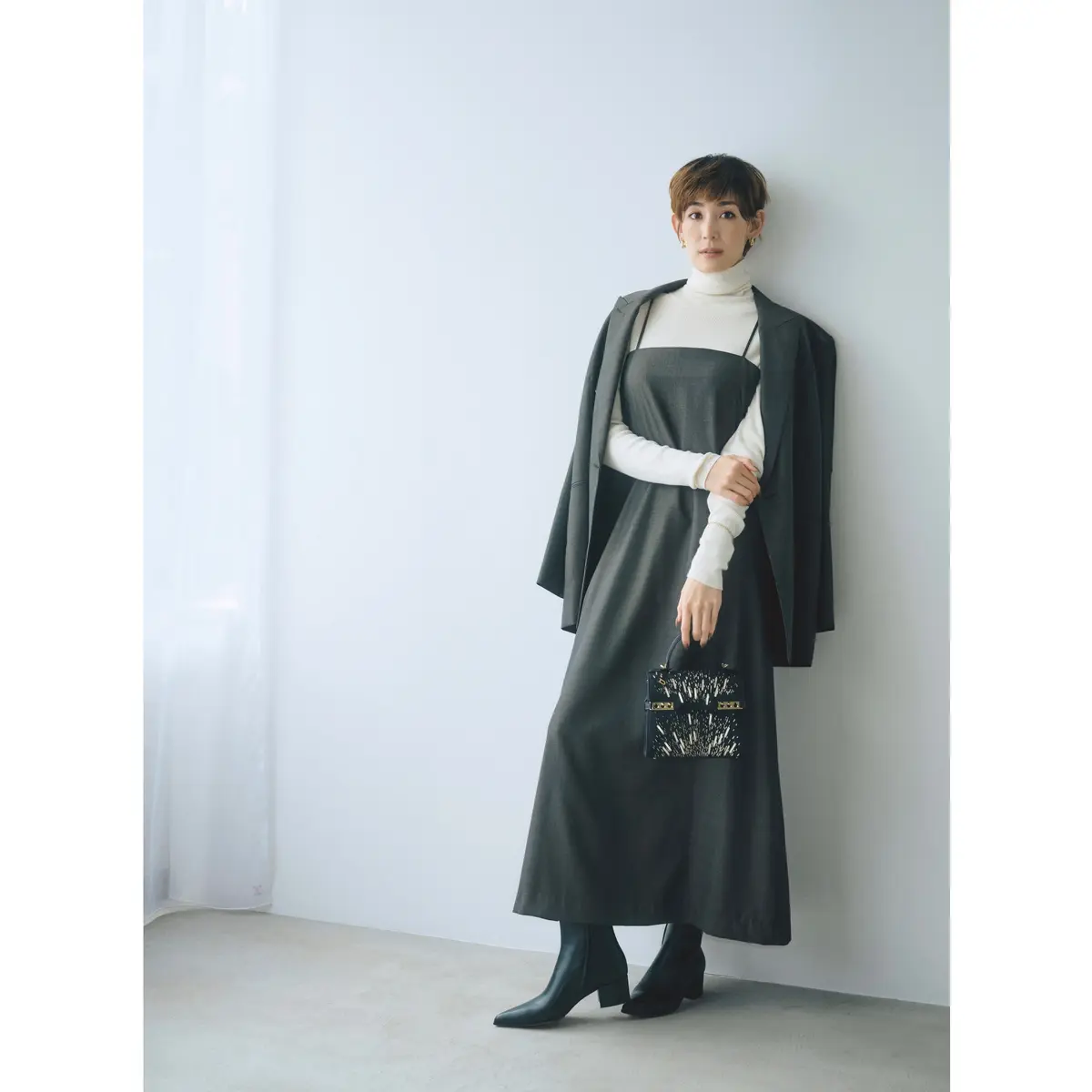 白タートルネックトップスにグレーのキャミワンピとジャケットを合わせたコーデ　モデル・LIZA