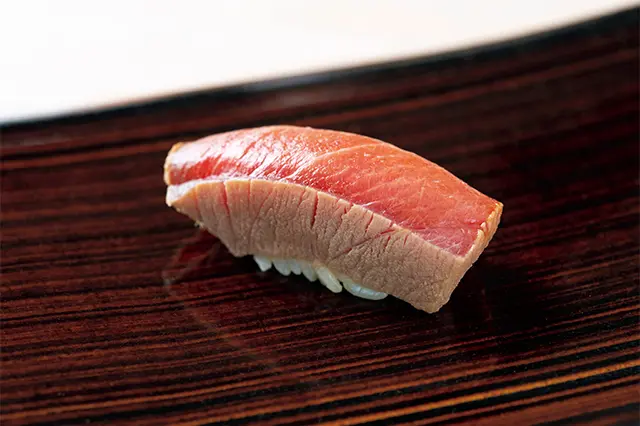 昼のにぎりコースより。トロの柵漬け。口の中で何層にもうま味が広がる