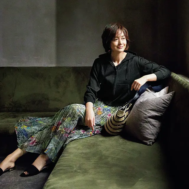 トレンドのプリント柄はジップアップのミニマルトップスでシックに