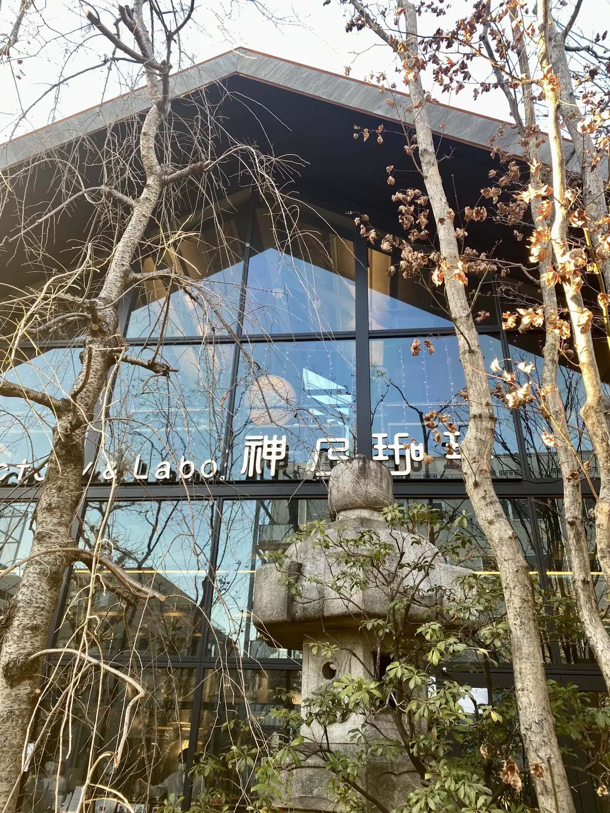 白スニーカーで今年初カフェへの画像_4