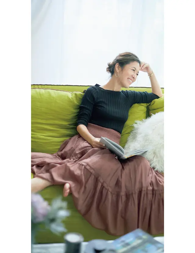 リモート映えする黒トップスコーデの大草さん