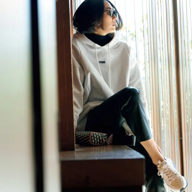 ビッグサイズのパーカとレザーパンツコーデのLIZA