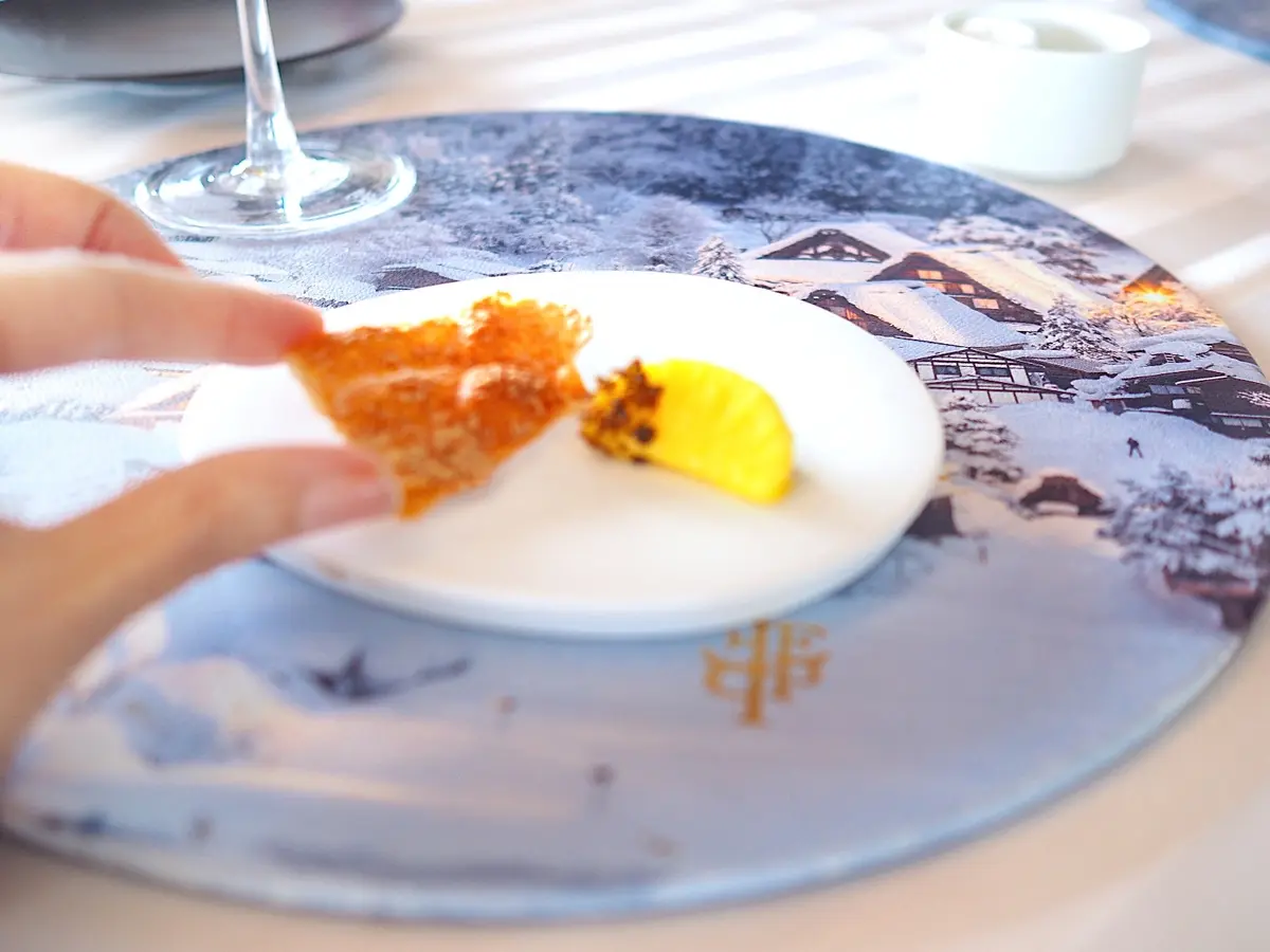 パルミジャーノレッジャーのチップスとオレンジとオリーブオイルのゼリー