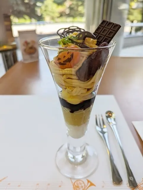 テラスレストラン キタラ　10月限定「ハロウィンパフェ」