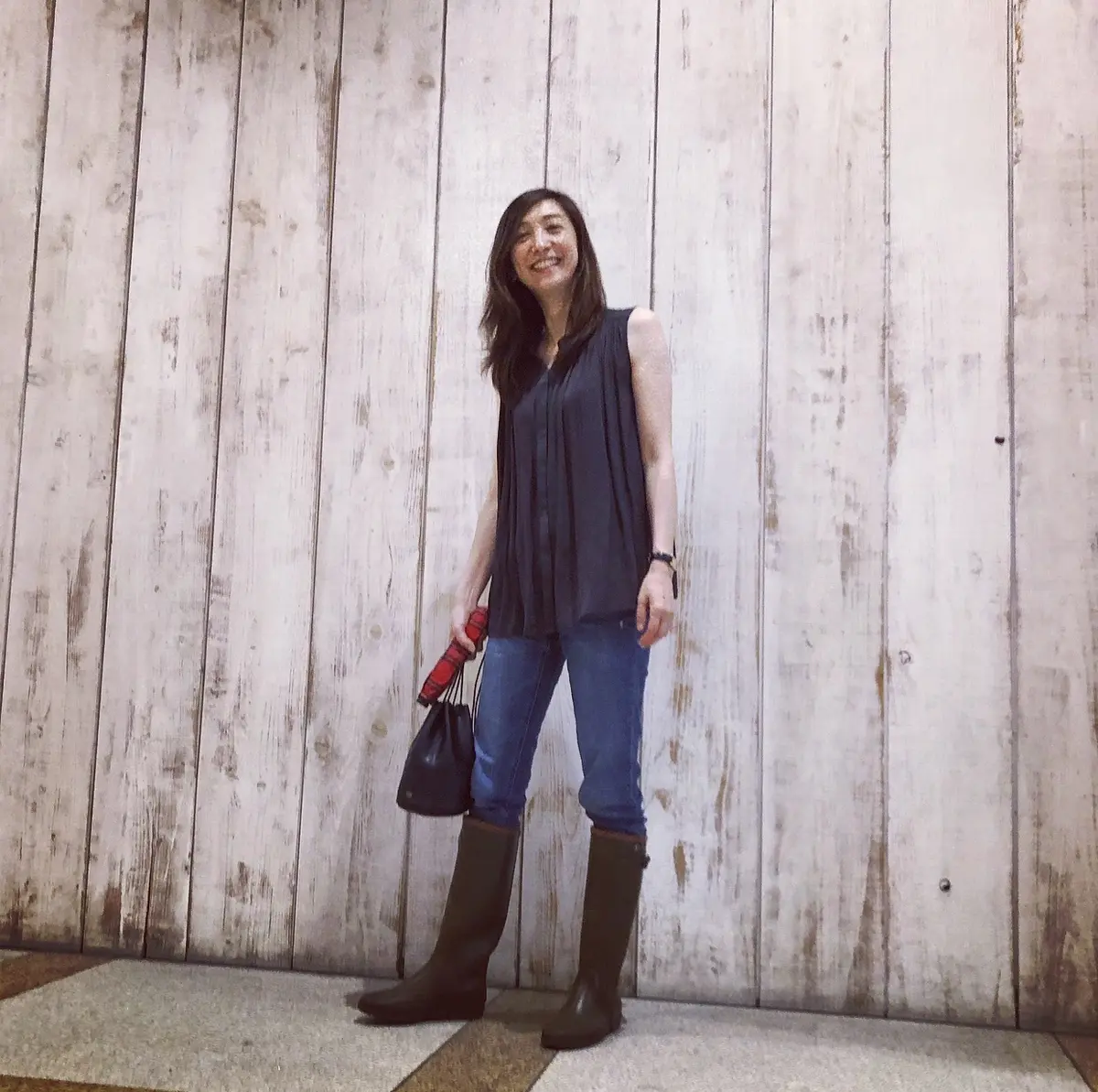 エアリーサテン素材のノースリーブブラウス