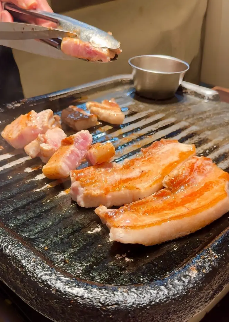 コーデの主役は春色バッグ！スカートとパンの画像_5