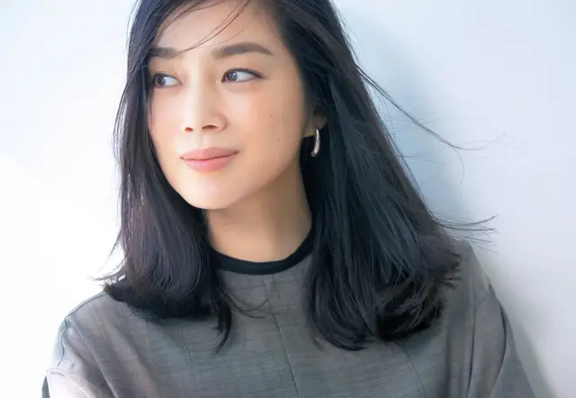 重めフォルムでも毛流れはなめらかに動く　ゆうきさんの美人ミディアムヘア