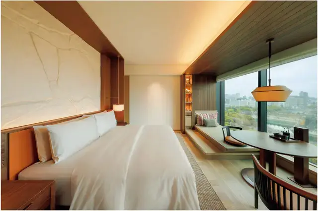 全客室50㎡以上の広さ、畳のシーティングエリアを備える