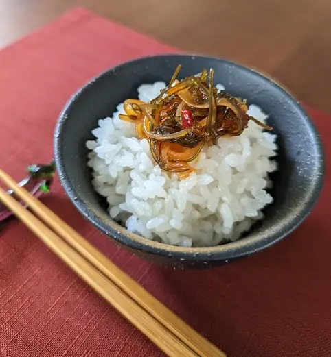 炊き立てご飯に松前漬けをのせました