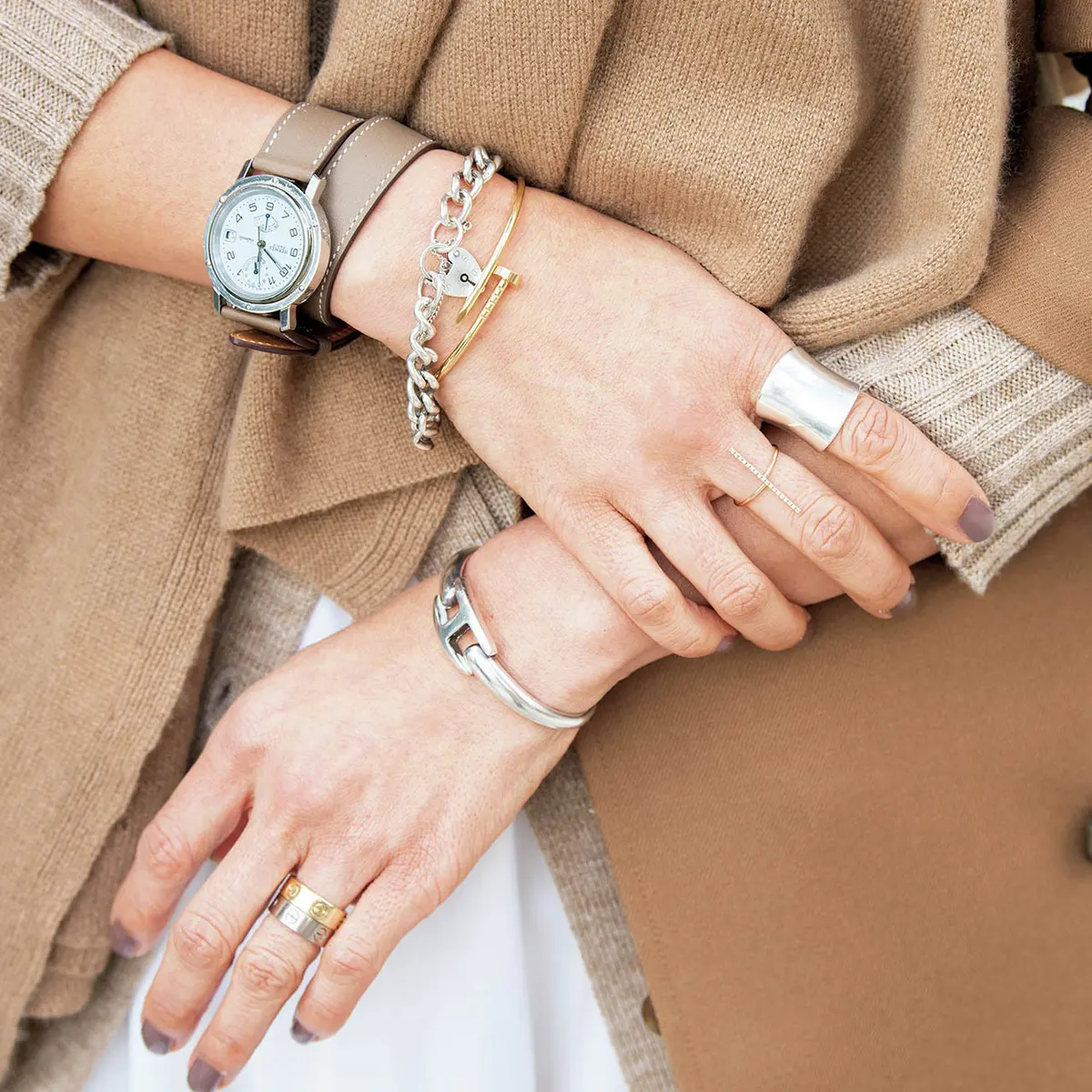 白×ベージュで軽さを出しつつ上質小物でコーディネート