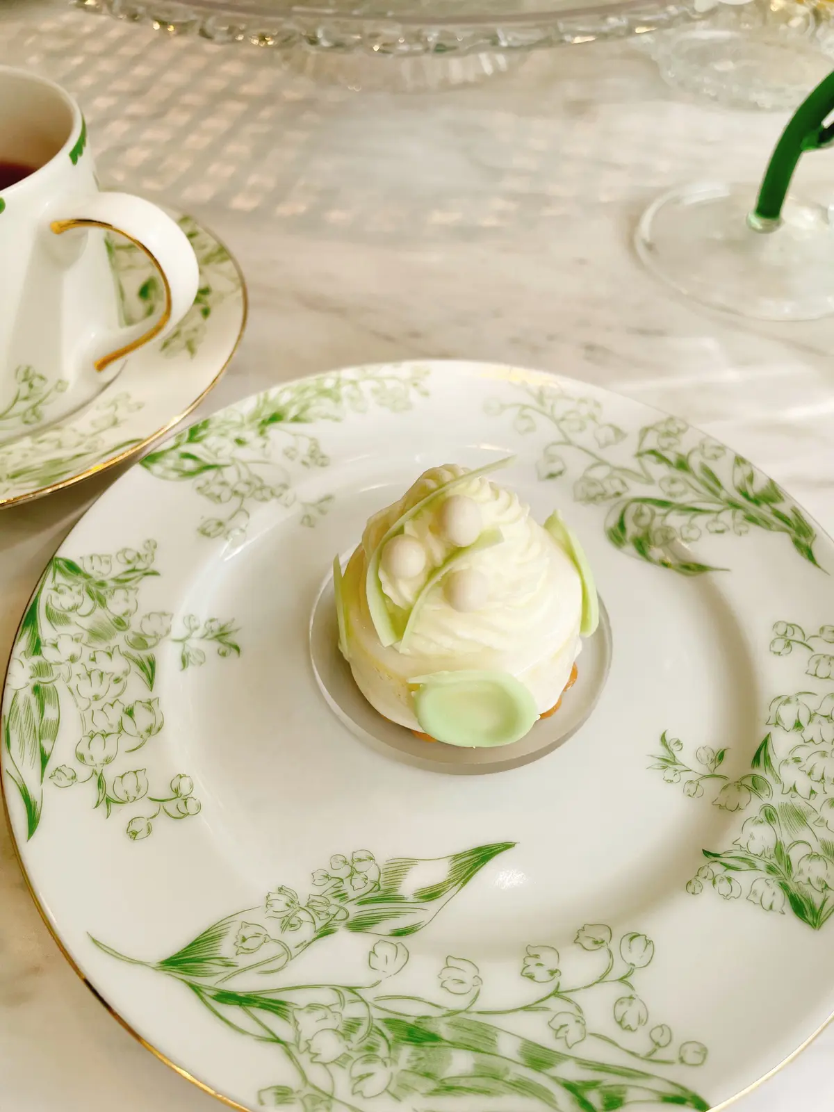 夏、夏ワンピース、夏ワンピ、ワンピ、白ワンピ、ロングヘア、黒髪、黒髪ロング、HAUTE COUTURE・CAFE nakameguro 、HAUTE COUTURE・CAFE 、中目黒、アフタヌーンティー、マスカット、すずらん、ケーキ、スイーツ、花束、ピンクの花束、白ワンピース、ホワイト、ホワイトワンピース、ワンピース、ノースリーブ、ノースリーブワンピース、パフェ、アイス、お花、お花の世界、お花の内装、店内、お花の店内、お花の装飾、アフタヌーンティー専門店、Shine Muscat Afternoon tea、たっぷりフルーツのすずらんsoda付き、 7/3~9/16期間限定、期間限定、バースデー、バースデープラン、デコレーションケーキ、すずらんケーキ、すずらん柄、お皿