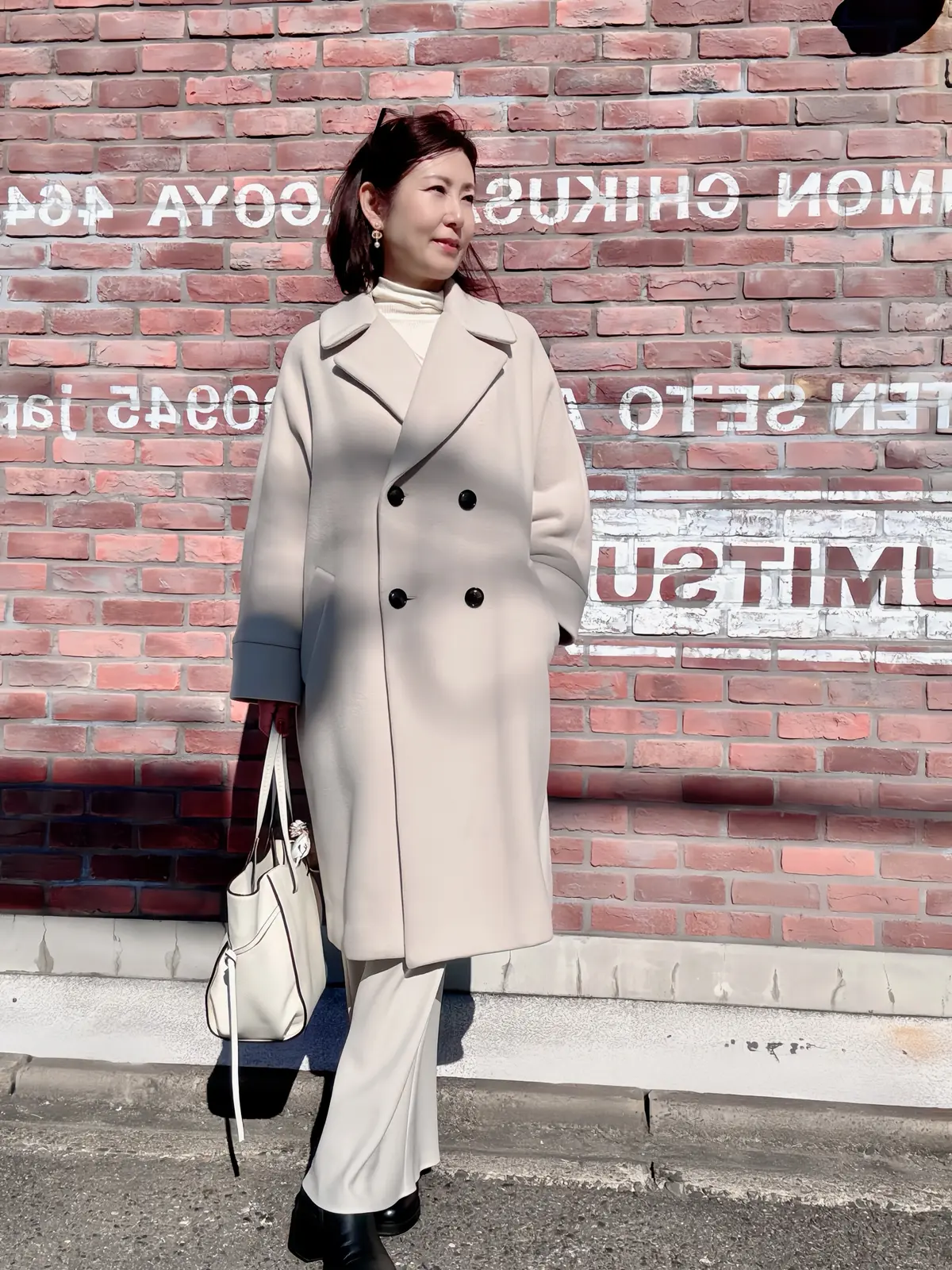 サテンワンピースでワントーンコーデの画像_2