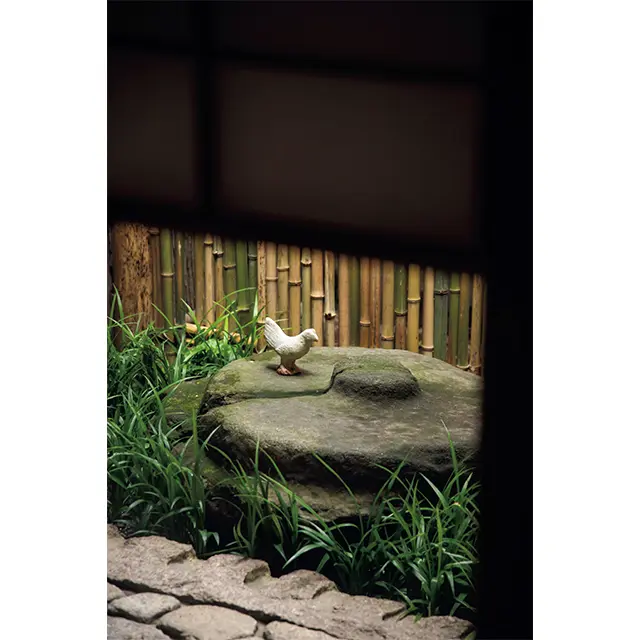 成井さんが敬愛する華道家・西川一草亭と画家・津田青楓の生家だった町家。手を加えすぎることなく空間を整え、庭には骨董の鳥も