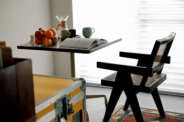 イームズのテーブルとピエール・ジャンヌレのチェア