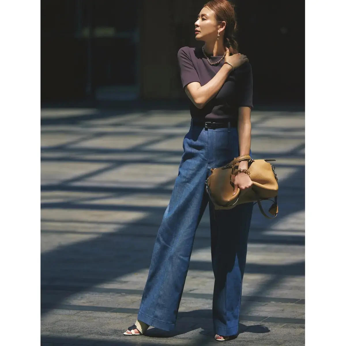 ブラウントップスにブルーのデニムを合わせて、秋のワンツーコーデを爽やかに。