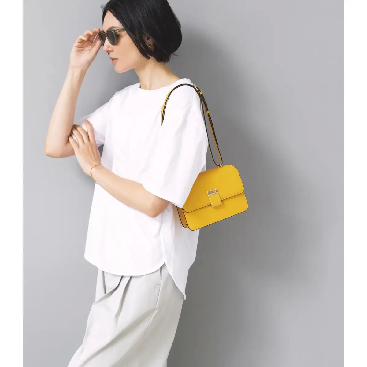 夏の定番ホワイトコーデは、鮮やかカラー小物を効かせてプレイフルに進化させる