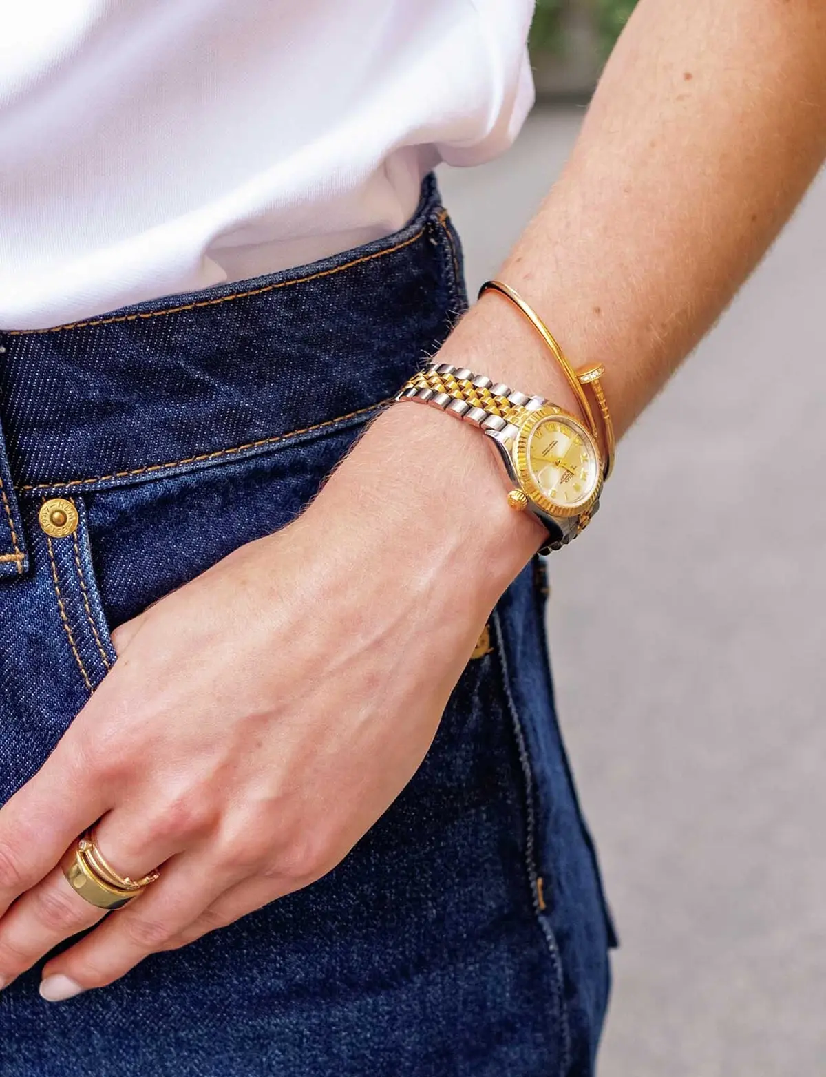 フィオーナ（ファイナンス／ミラノ）ブレスレット感覚でつけられるロレックスの時計とカルティエ のジュスト アン クルを重ねて