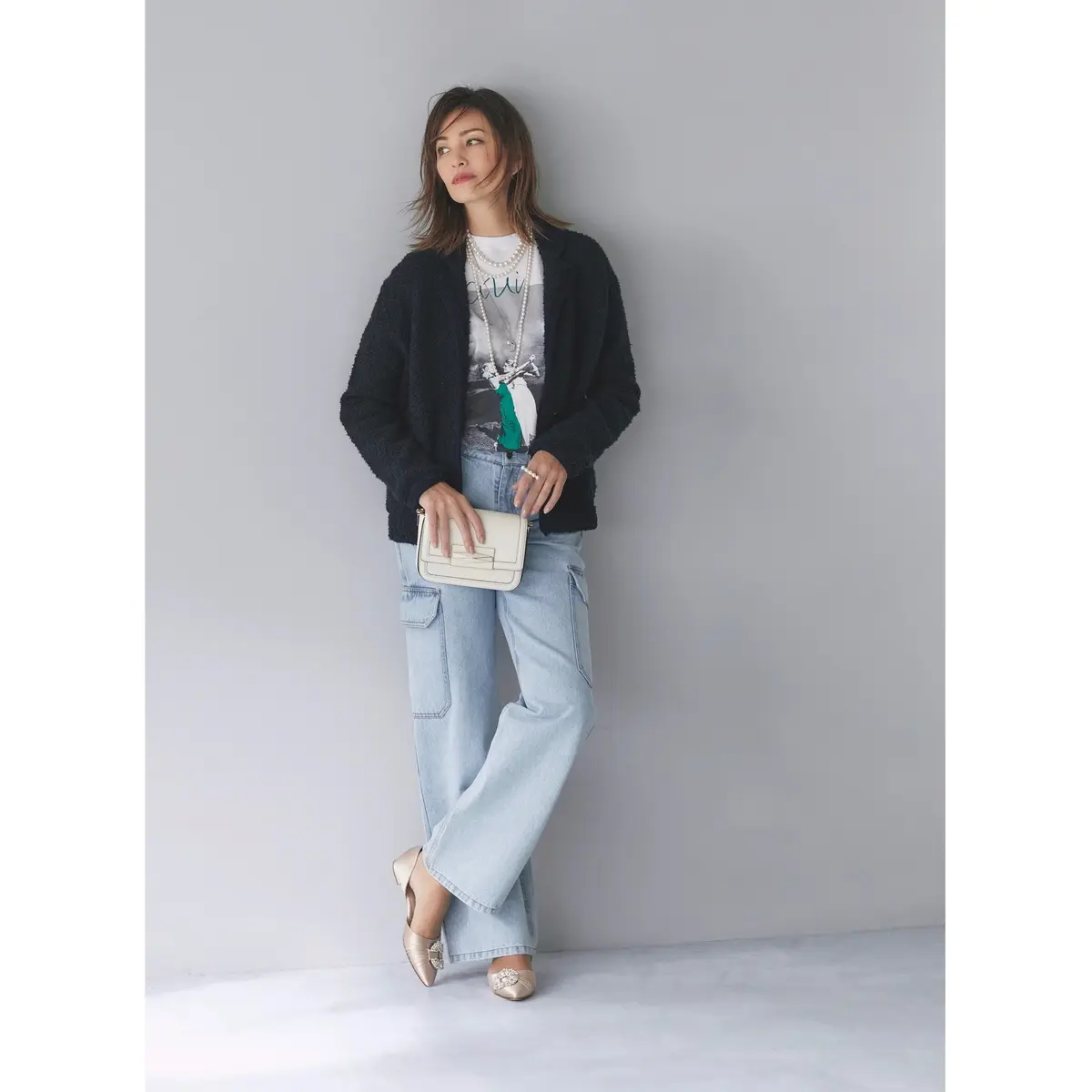 ネイビーニットジャケットとフォトTシャツにライトブルーデニムのコーデ　モデル・RINA